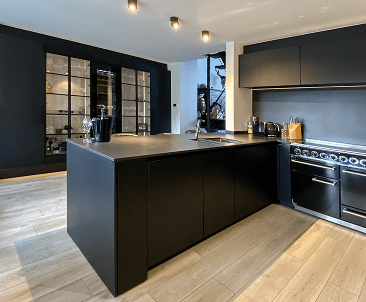 moderne zwarte keuken renovatie