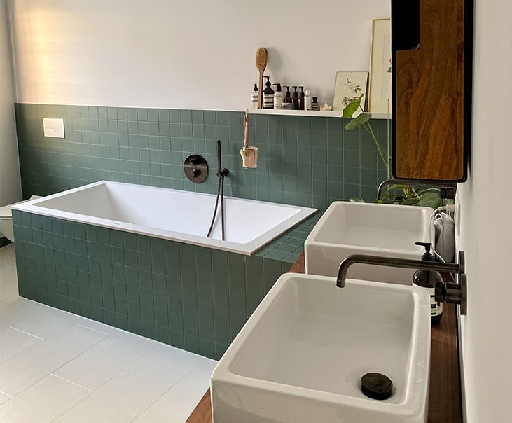 badkamer met groene tegels