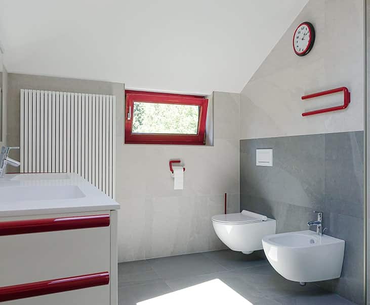 badkamer met rode accenten