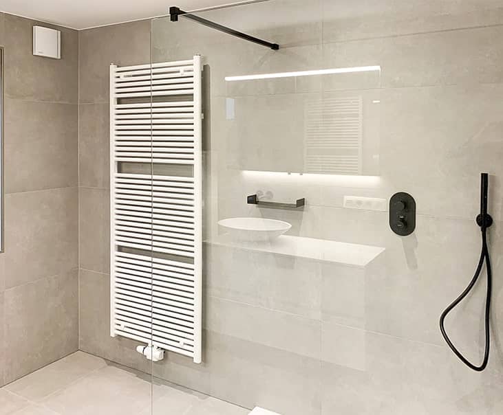 moderne badkamer met handdoekenradiator