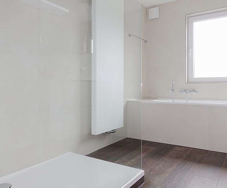 gerenoveerde badkamer met houtafwerking en inloopdouche