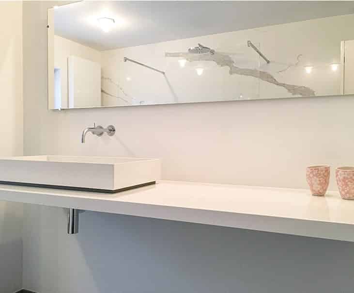 modern badkamermeubel spiegel en kraan
