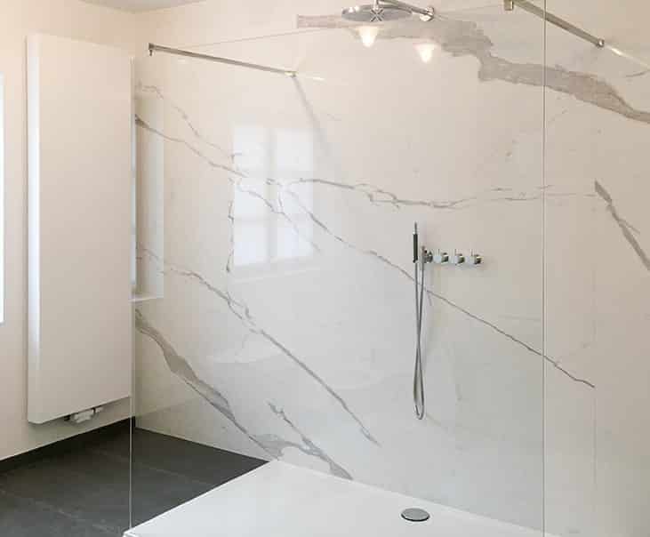 witte en moderne badkamer