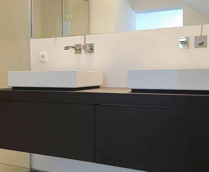 badkamermeubel met houten afwerking en spiegel