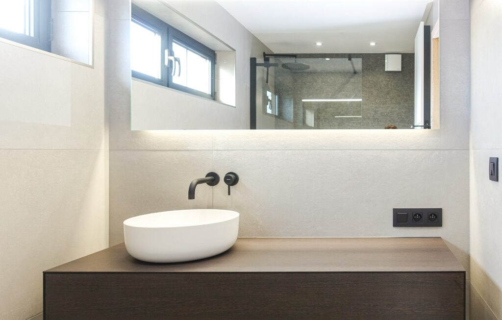 nieuwe badkamer met radiator van Vasco Niva mat wit
