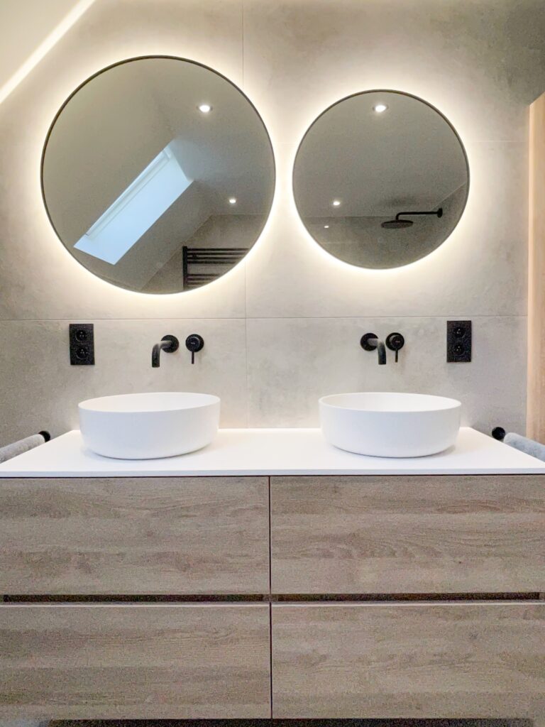 ronde spiegels in moderne badkamer
