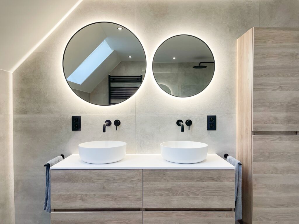 moderne badkamer met opbouw lavabo's