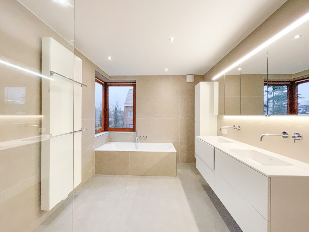 moderne badkamer met veel licht