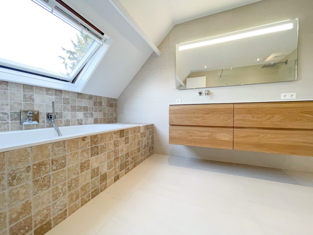 moderne badkamer onder schuin dak