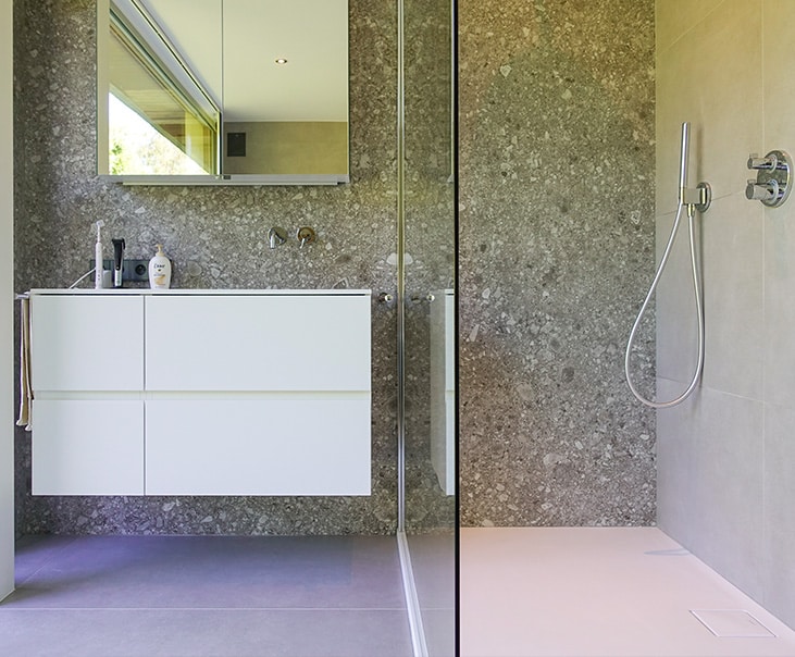badkamerdouche en lavabo met Glocal Perfect tegel van Mirage