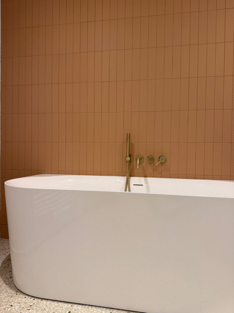Chill Back-to-Wall bad voor terracotta Sartoria wandtegels in stijlvolle badkamerrenovatie Brussel